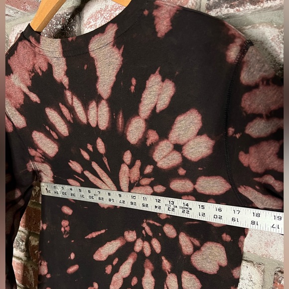 Men’s NHL Golden Knights Black and Gold Bleach Tie-Dye Long Sleeve Tee - Picture 7 of 7